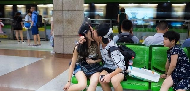 男子袒胸露肉亲女孩一口被要求道歉，公共场合的界限与尊重